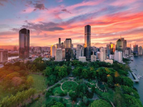 Balcony with Gardens&River views by Stylish Stays, Brisbane